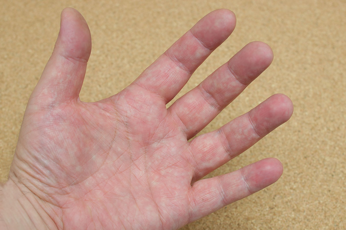 素手で扱いたくないモノに触れる場合、簡易的というか即席的な手袋としても使えます。汚物を掴み、そのままシャワーキャップを裏返すように汚物を包んで処理、という使い方も可能。