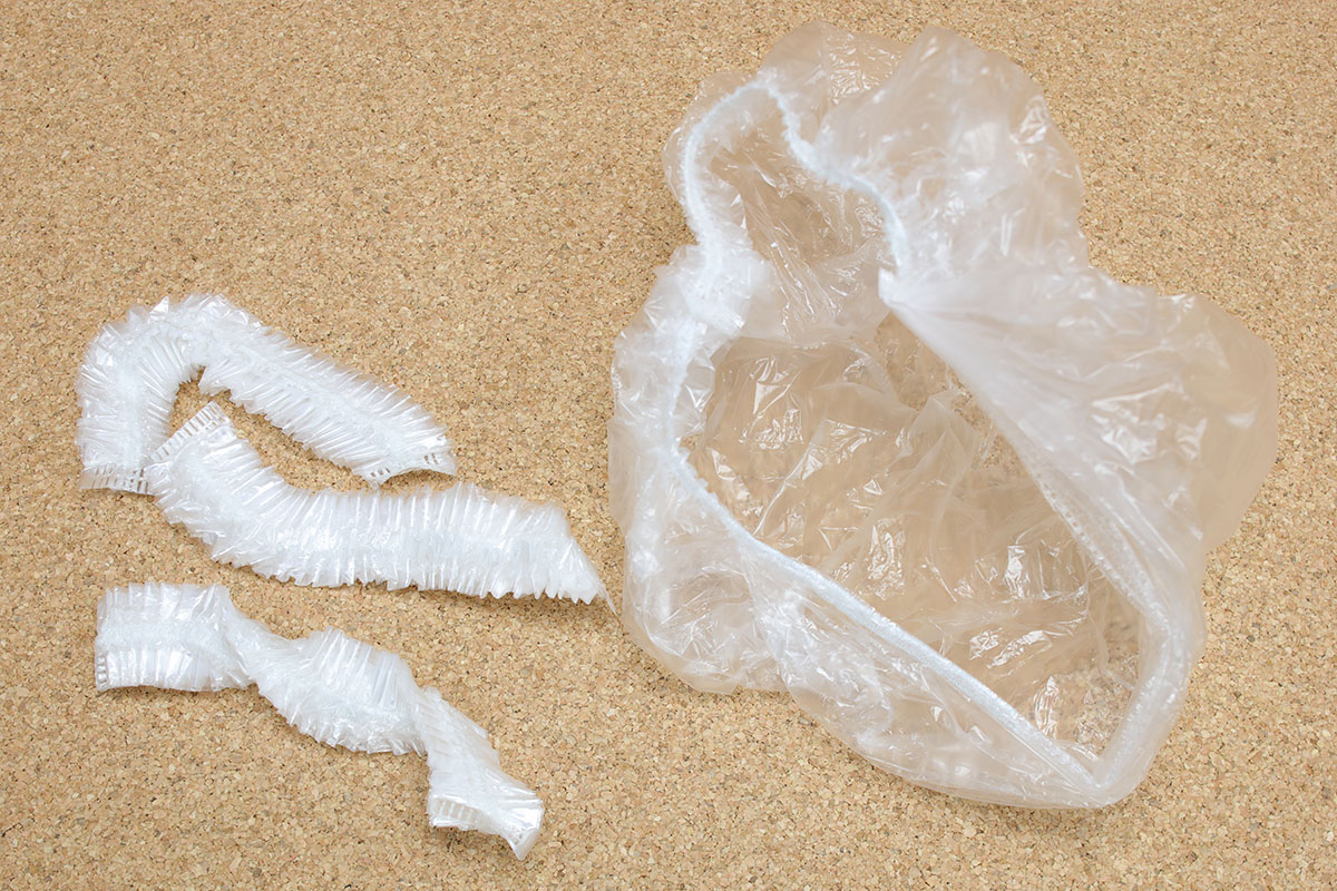 左は激安な感じのシャワーキャップで、1枚3.4円でした（100枚セット）。ただし強度が弱めでつくりも若干雑。無理な扱い方をするとすぐ破れたり壊れたりします。右は業務用の個包品で1枚14.8円でした（100枚セット）。透明度も高く、強度もまずまずあり、つくりもわりと良い感じ。前出の使用例写真に登場したのはこの製品です。