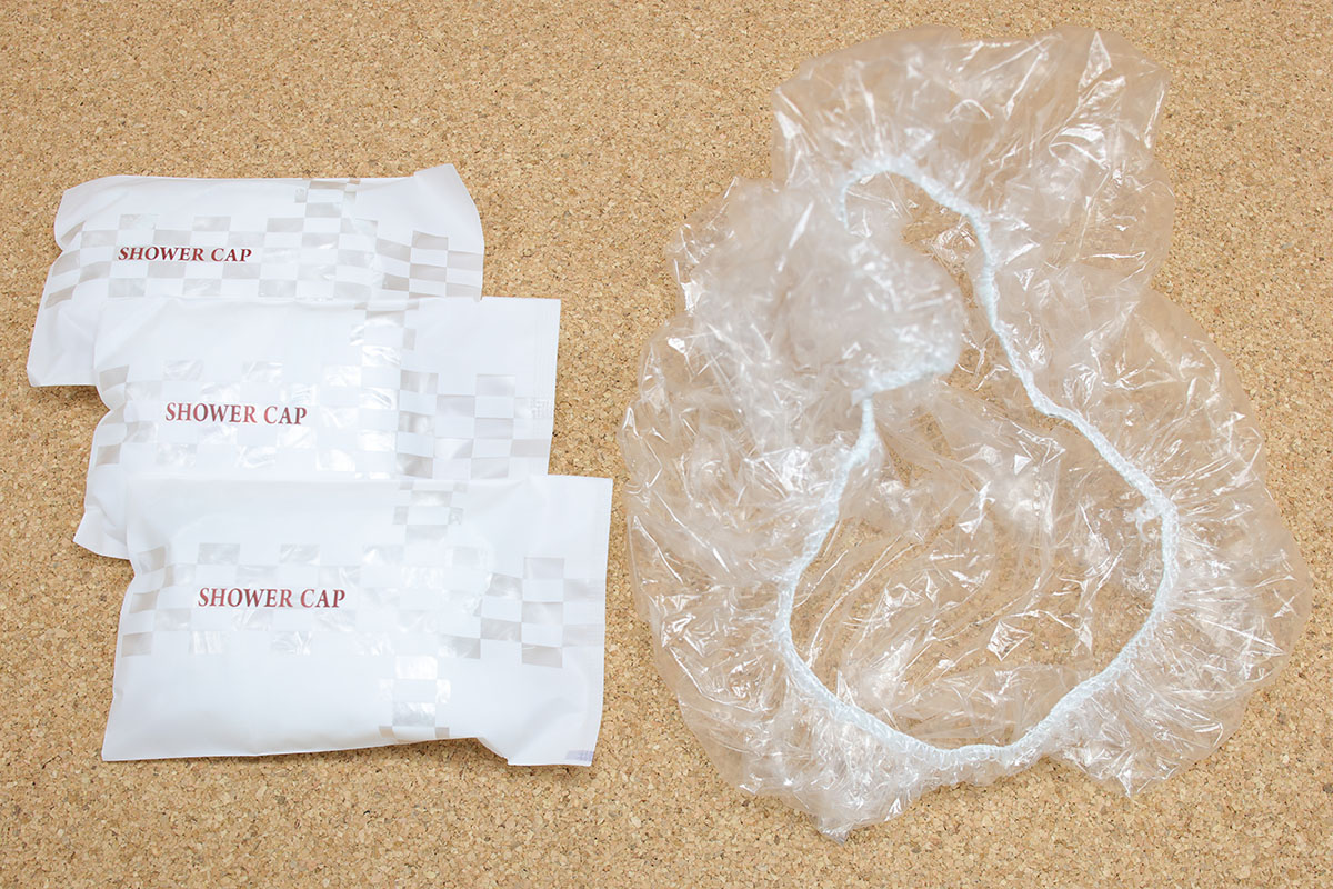 左は激安な感じのシャワーキャップで、1枚3.4円でした（100枚セット）。ただし強度が弱めでつくりも若干雑。無理な扱い方をするとすぐ破れたり壊れたりします。右は業務用の個包品で1枚14.8円でした（100枚セット）。透明度も高く、強度もまずまずあり、つくりもわりと良い感じ。前出の使用例写真に登場したのはこの製品です。