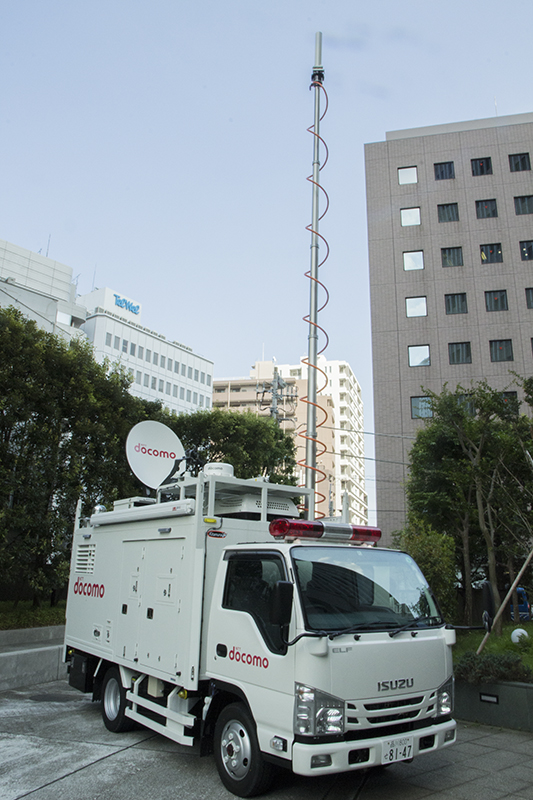 実際の基地局車ではポールが展開し、モバイル通信用のアンテナとして機能する