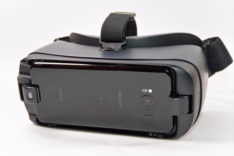 新しいGear VRはレンズも大きくなっていて、そのため視野角もそれなりに広く、没入感が高くなったように感じます。唯一残念なのは、Galaxy S8+をセットした状態でカバーが取り付けられないこと。スマホ剥き出しです