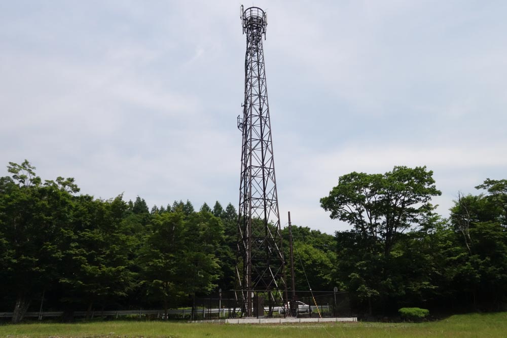 サファリパーク近くの鉄塔。中段の足場あたりに無線エントランス用アンテナがある