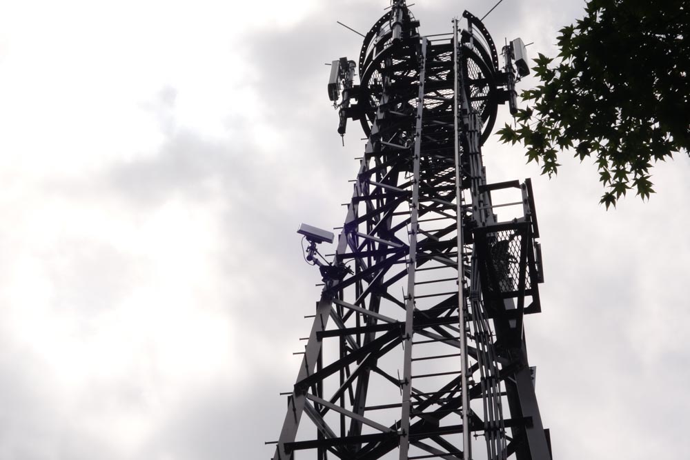 中央にある板状のアンテナが5GHz帯の無線エントランスアンテナ。80GHz帯のアンテナは未設置だった（頂上での作業に合わせて設置される）