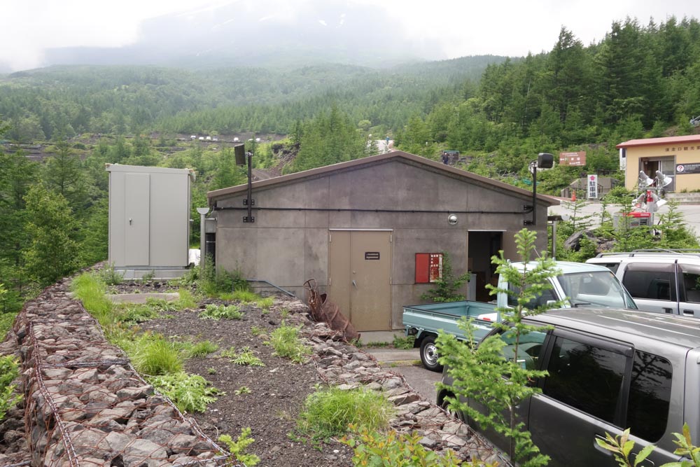 須走口の電源関連施設にソフトバンクの基地局がある