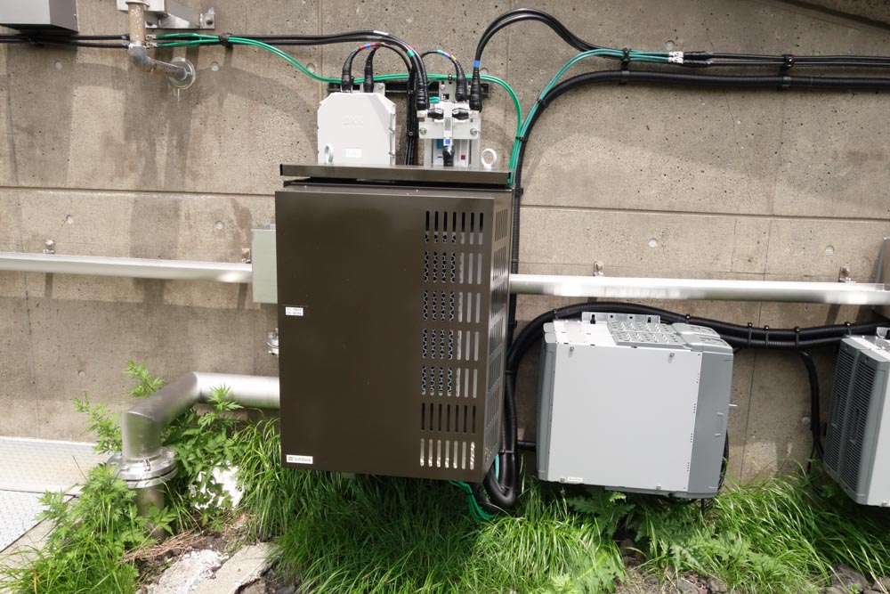 壁面に各種機材が設置されている