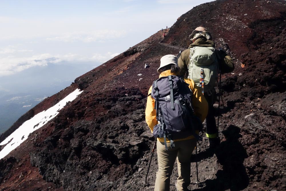 登山中は斜面が続くので、休憩中も油断はできない