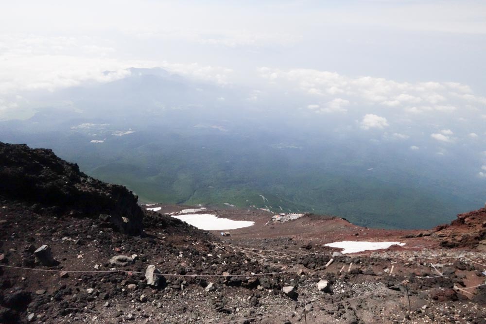 山頂から富士サファリパーク方向。上部左側の愛鷹山の裾野あたりに無線エントランスがある