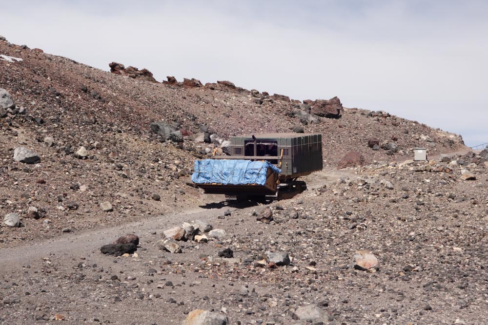 資材運搬用の改造ブルドーザー。走行速度はかなりゆっくりだ