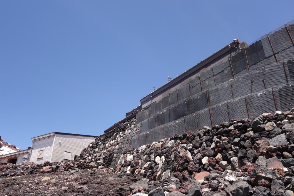 登山道側から見た山小屋。この屋根部分に無線エントランスアンテナや登山道向けのLTEアンテナが設置される