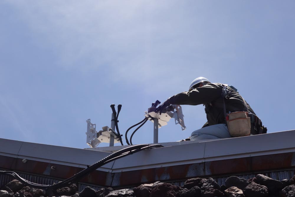 屋根上での作業イメージ。アンテナの架台は残されていて、あとはアンテナを設置するだけだが、今年はこのLTEアンテナの1本を別の場所に移動させる予定とのこと