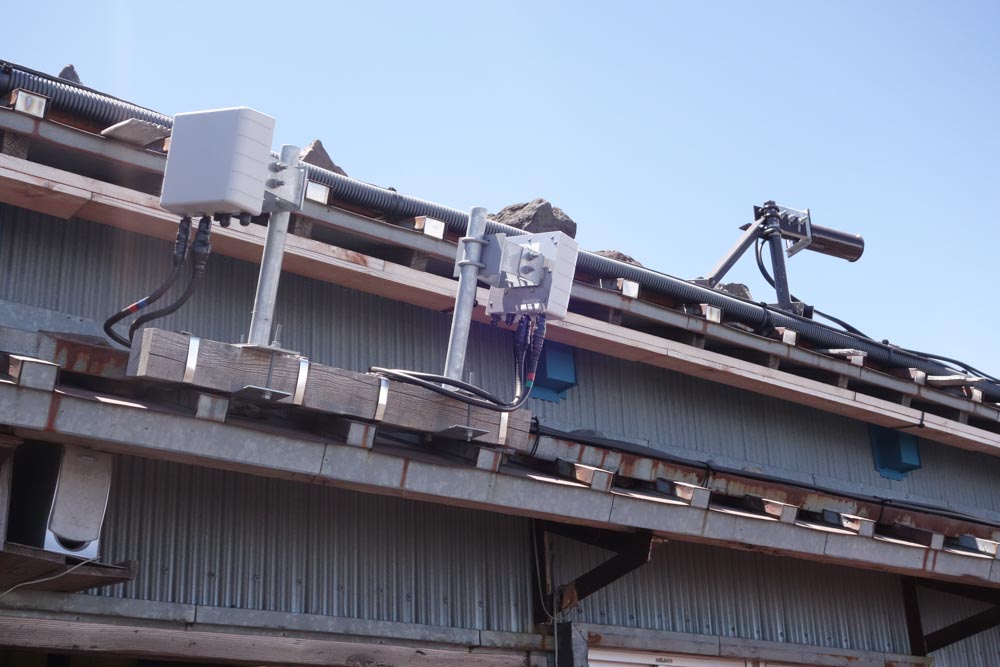 山小屋の屋根に取り付けられたLTE用のアンテナ