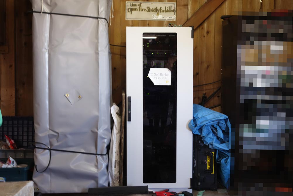屋内の機材。中央のラックがソフトバンク。右のau機材はちょうど取材日に工事作業中だったのでモザイク処理している