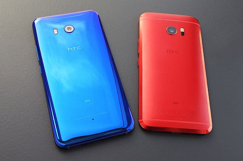 「HTC U11」（左）と「HTC 10」。筐体の素材は違うものの、持ったときの感触がかなり近い