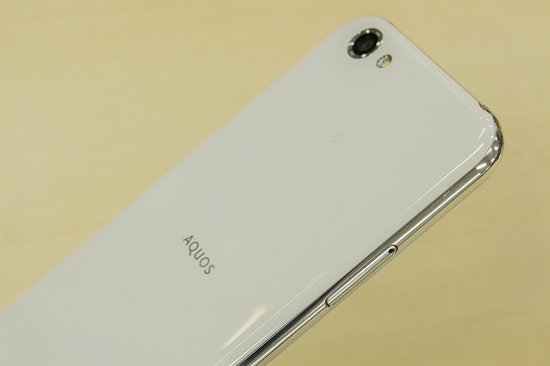 サイドはよく見れば気づく程度に尖っていて、指のスキマにすっぽりはまる