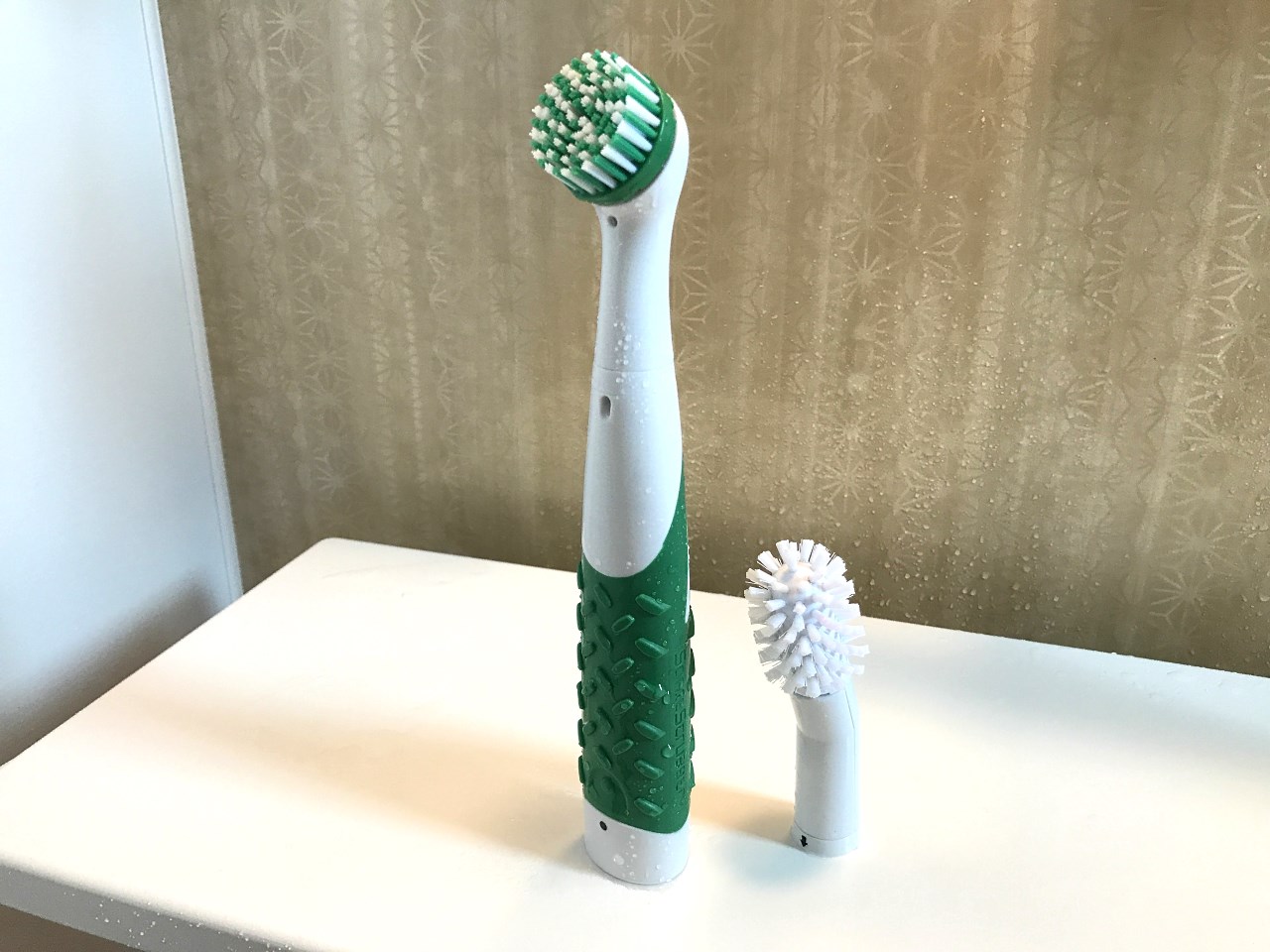 「ソニックスクラバー 電動シューズブラシ」。見た目はほぼ大きな電動歯ブラシです