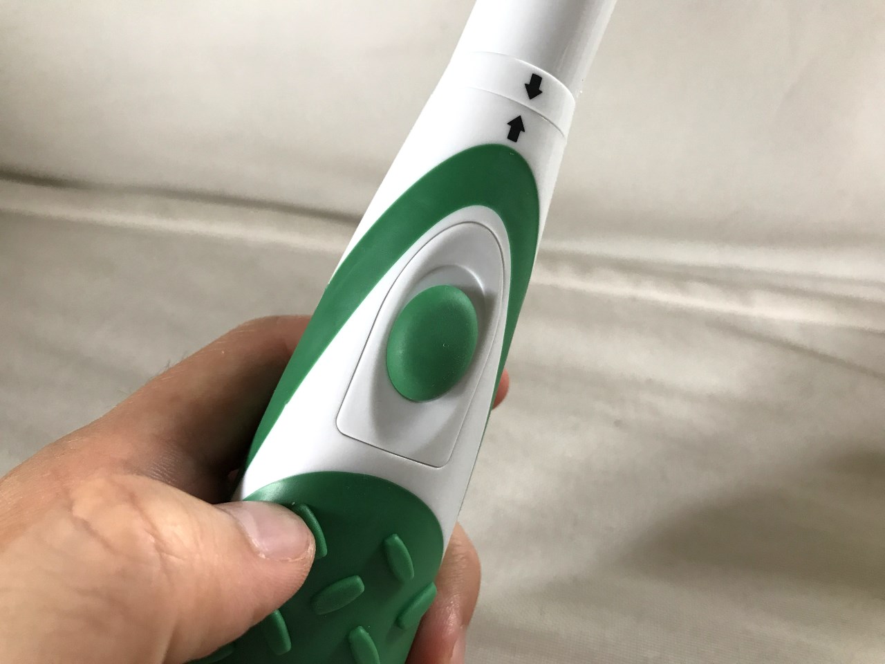 スイッチ部。上下でオン・オフのほか、プッシュして動かすこともできます