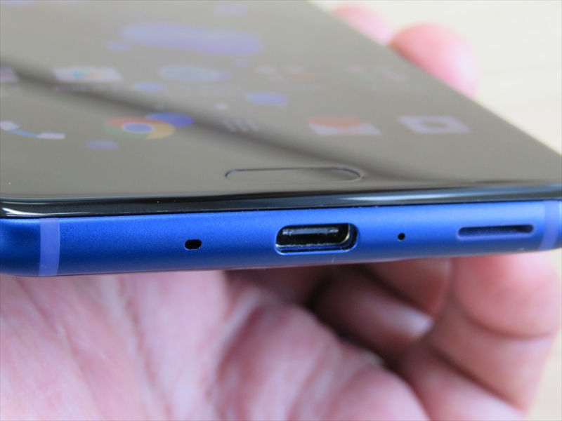 イヤホンマイク端子無しという思い切った仕様