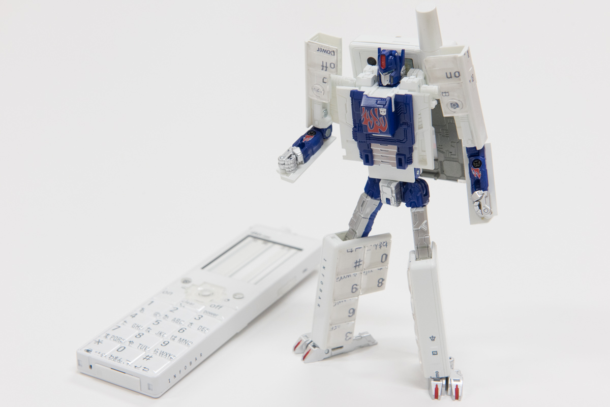 「INFOBAR OPTIMUS PRIME（ANNIN）」ロボットモード（右）