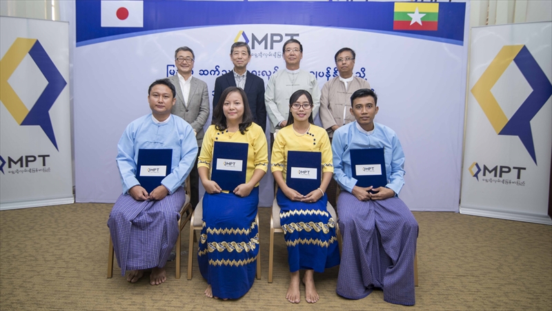 （上段、右から）MPT General ManagerのNAING KO KO氏、同 Managing DirectorのKHIN MAUNG TUN氏、KDDI SUMMIT GLOBAL MYANMAR CEOの雨宮俊武氏、同 COOの紅野吉章氏、下段はMPT研修生4名