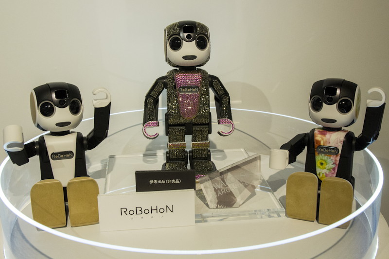 全身スワロフスキーのロボホンも展示
