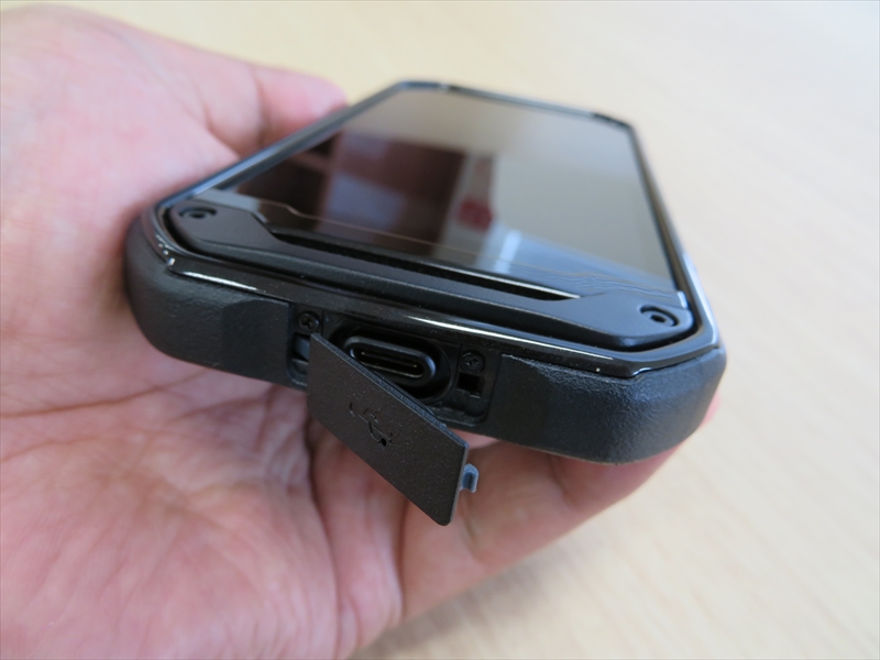 外部接続端子とイヤホン端子そのものは防水対応だが、海水への配慮からキャップが付いている