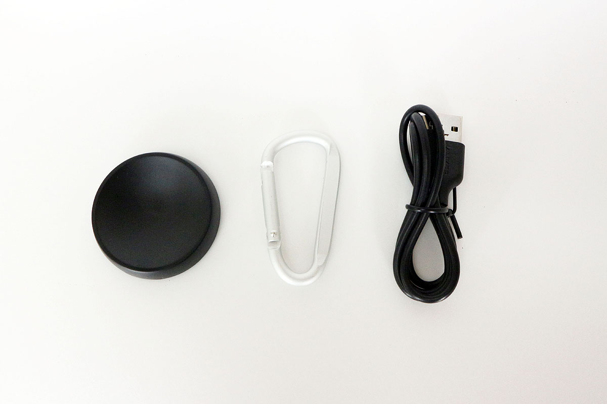 付属品には転がり防止の台座とカラビナ、USBケーブルがついている