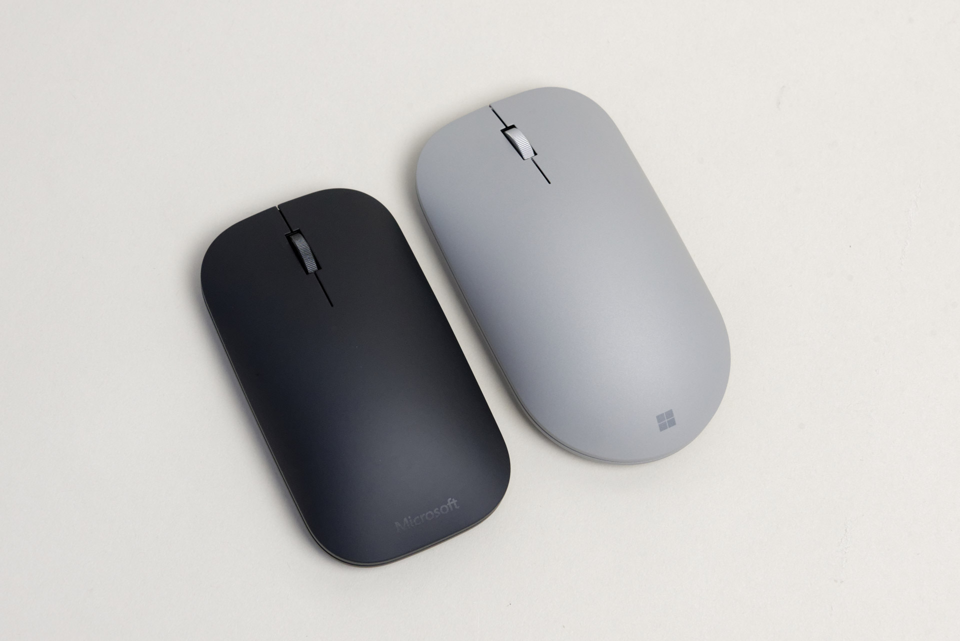 Designer Bluetooth Mouseに比べて前後がわずかに長くなり、高さがぐっと膨らんだせいで、かなり大きく感じる