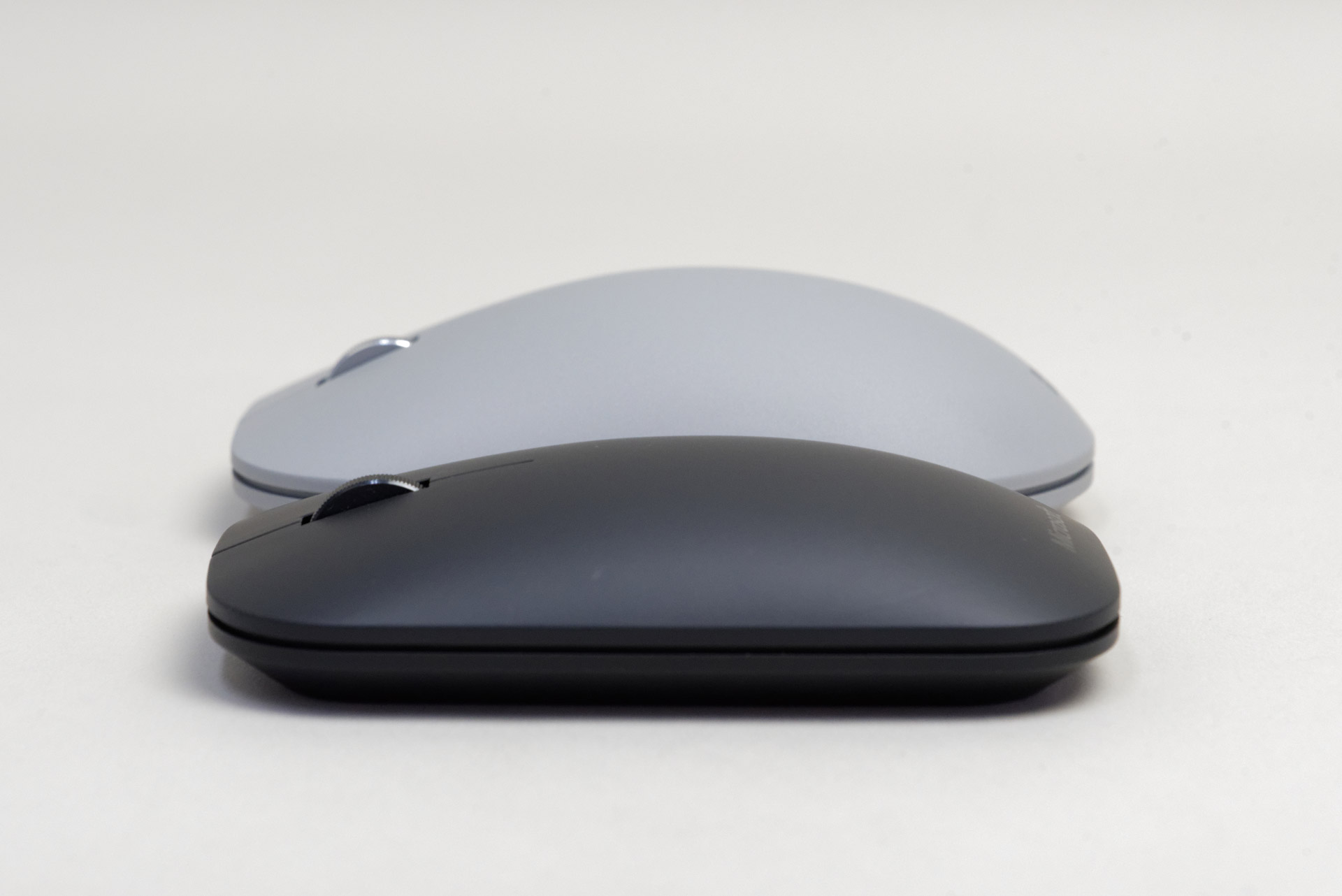 Designer Bluetooth Mouseに比べて前後がわずかに長くなり、高さがぐっと膨らんだせいで、かなり大きく感じる