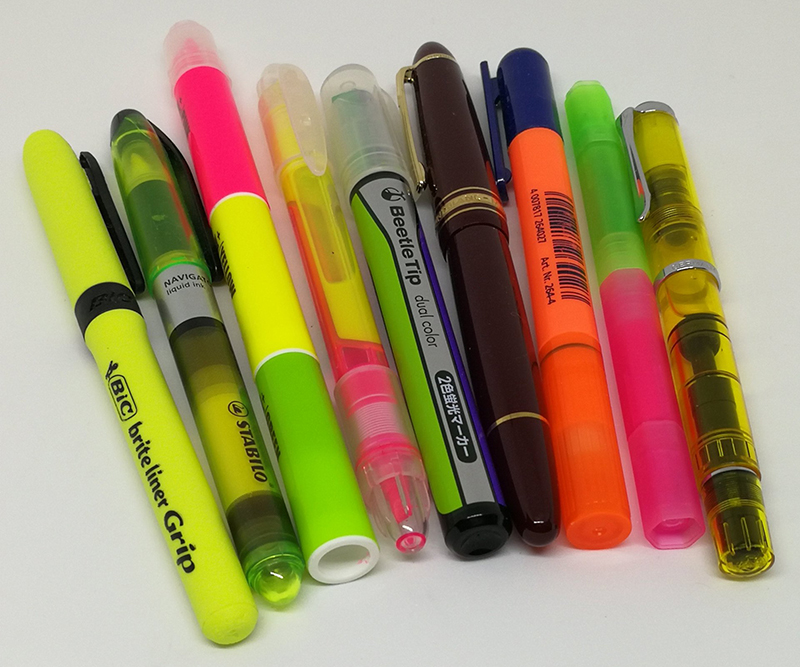 さまざまな本体素材、インク、形状のハイライターが売られている