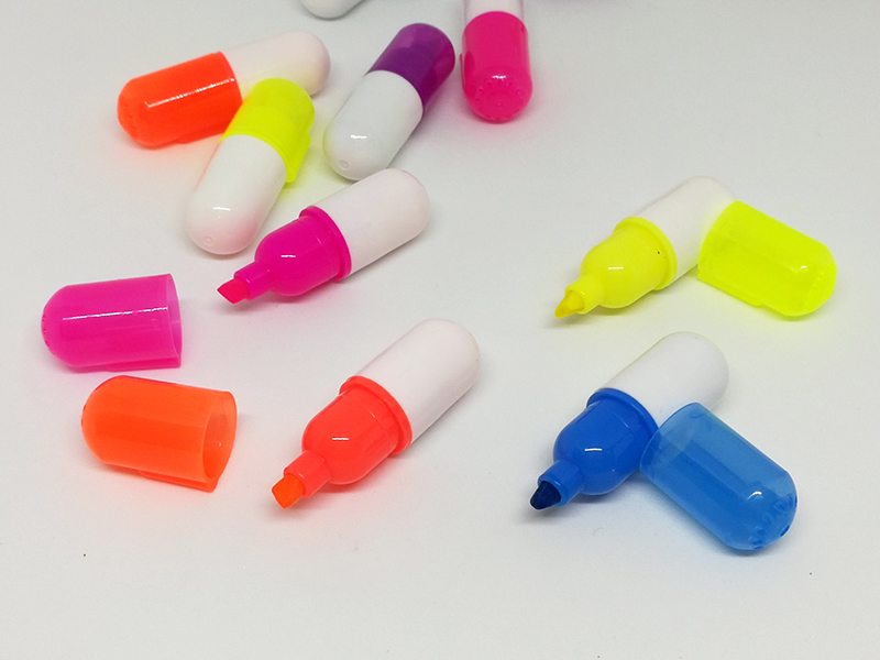 ハイライターでは一般的な緑色がなく、代わりにパープルがある