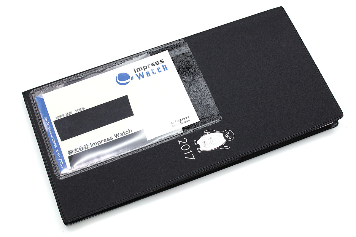 貼ればソコがカードや名刺が入るポケットになります。付箋やシールなど薄い小物を入れることもできます。ノートやクリアファイル、棚や引き出し、スマートフォン裏面などに貼り、名刺入れとかカード入れとか内容物表示とか簡易オサイフケータイ化とか、いろいろな用途に使えます。