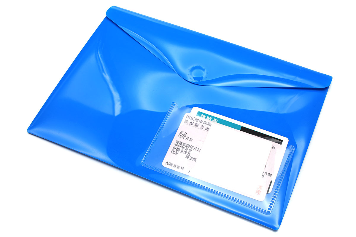 カードポケット付きのフラップ付き書類ホルダー。こういうのに必要な手帳を入れ、関連カードを入れても便利ですネ。でもカードポケットが少なかったり、ポケット自体が使いにくかったりも。そんな場合は「貼るタイプのカードポケット」でポケットを増設すると、カードの一覧性や出し入れしやすさが高まって便利です（ホルダー裏面に増設しています）。