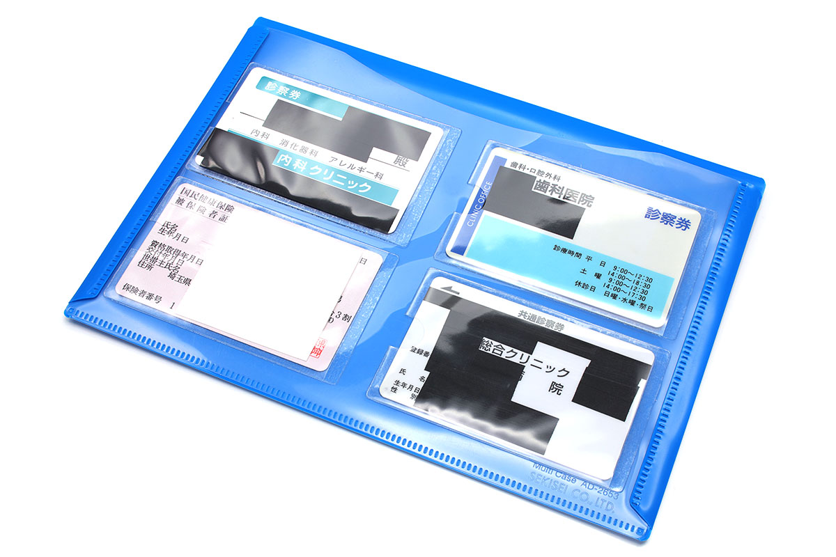 カードポケット付きのフラップ付き書類ホルダー。こういうのに必要な手帳を入れ、関連カードを入れても便利ですネ。でもカードポケットが少なかったり、ポケット自体が使いにくかったりも。そんな場合は「貼るタイプのカードポケット」でポケットを増設すると、カードの一覧性や出し入れしやすさが高まって便利です（ホルダー裏面に増設しています）。