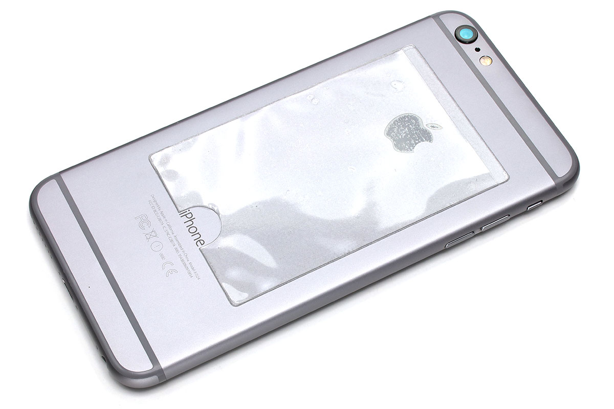 iPhone 6s Plusの裏面に「貼るタイプのカードポケット」を装着。免許証を入れたりすれば「うっかり免許不携帯」も減らせるのではないでしょうか？　ただし、細身の端末だと「貼るタイプのカードポケット」がハミ出しちゃうかも？　また、NFC対応の端末やカードを使う場合、干渉防止シートが必要になるなどの注意点も生じます。