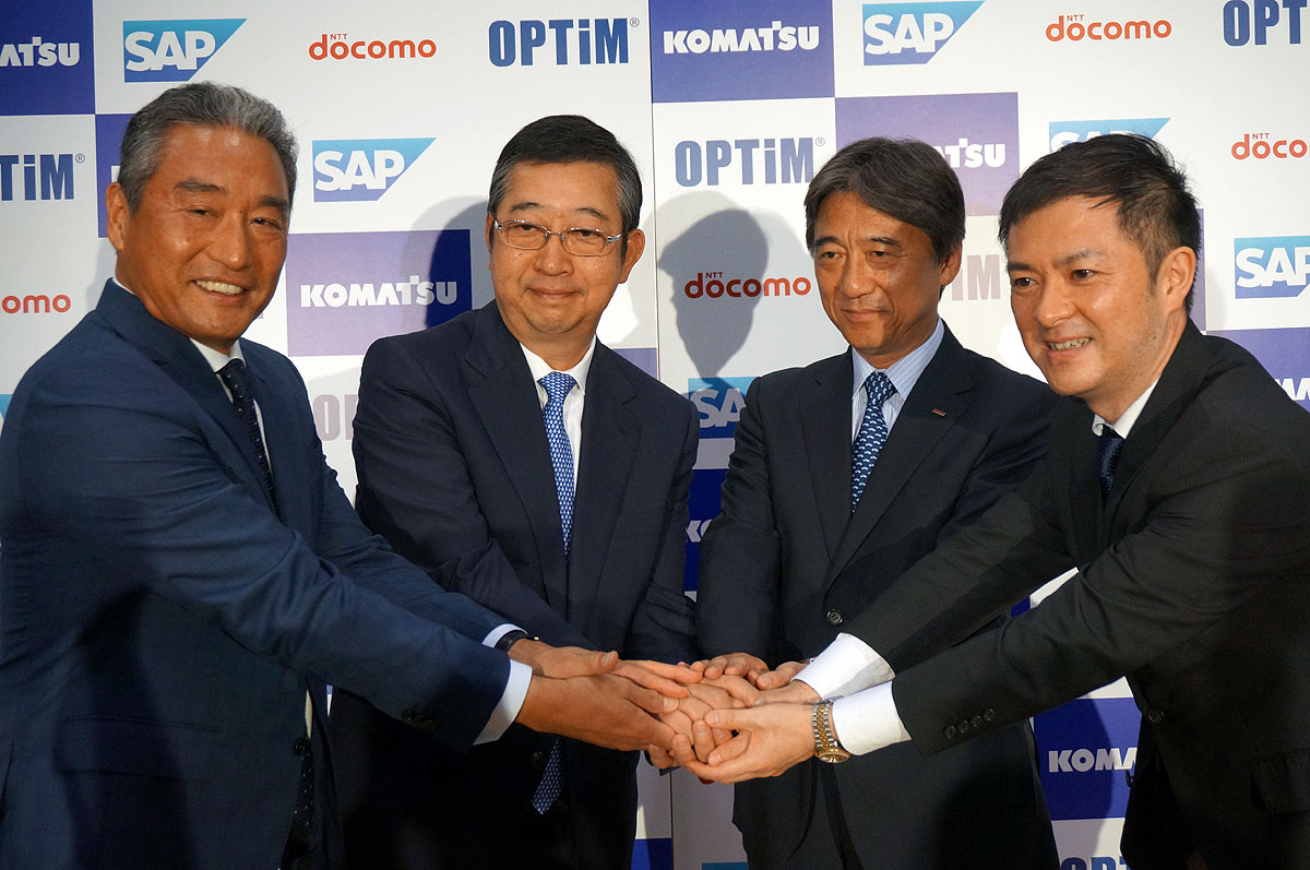 左からSAPジャパンの内田会長、コマツの大橋社長、NTTドコモの吉澤社長、オプティムの菅谷社長
