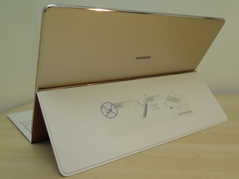 キーボードカバーを装着して、背面側のスタンドを立てて利用する。スタンドは無段階に調節が可能