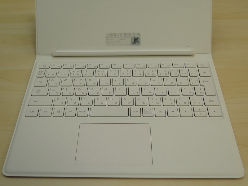 標準的なレイアウトのキーボードに、従来モデルよりも大型化したタッチパッドを装備。Surface Pro 4などと違い、机などの面に対して、角度が付けられない構造