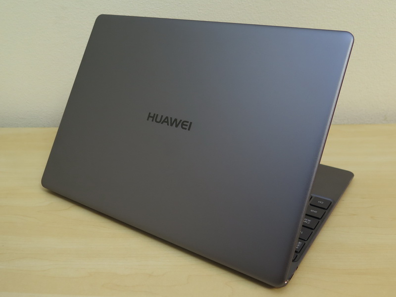 背面側には「HUAWEI」のネームロゴが刻印されている。背面パネルはマットな仕上げだが、ネームロゴは光沢仕上げ