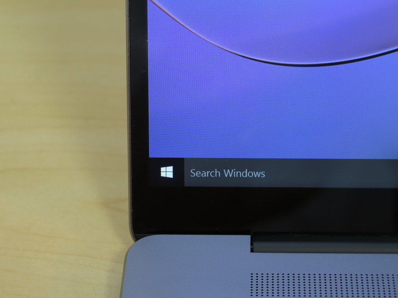 ディスプレイの両サイドは約4.4mmの狭額縁を実現