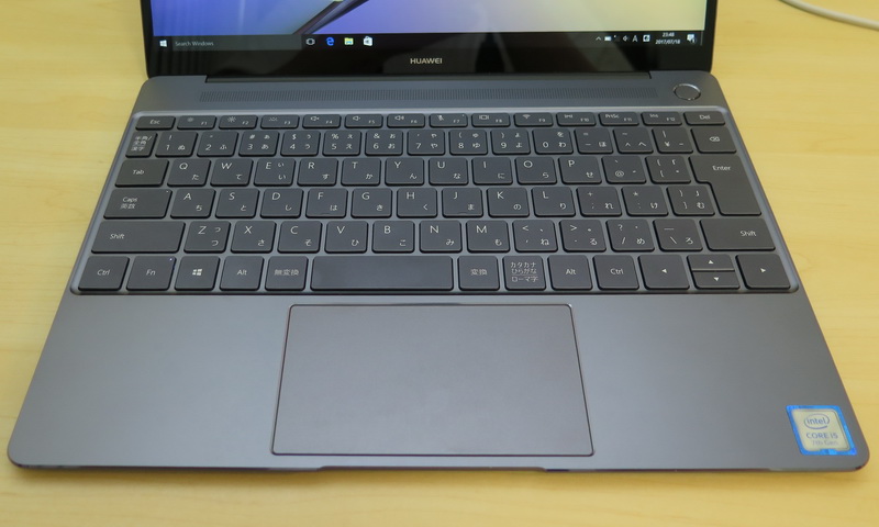 キーピッチ19.2mm、キーストローク1.2mmを確保したキーボード。標準的なレイアウトでタイピングもしやすい