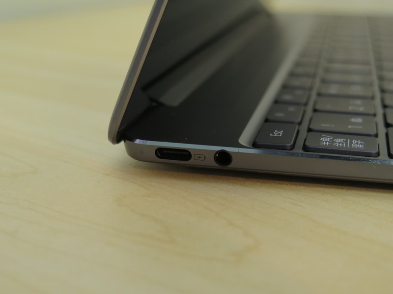 左側面のUSB Type-Cポートとヘッドフォンジャック。付属のACアダプターとUSBケーブルはこちら側のUSB Type-Cポートに接続して、充電する