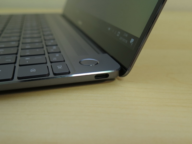 右側面にはUSB Type-Cポートを備える。こちらは電源供給に対応していないため、主に周辺機器などの接続に利用
