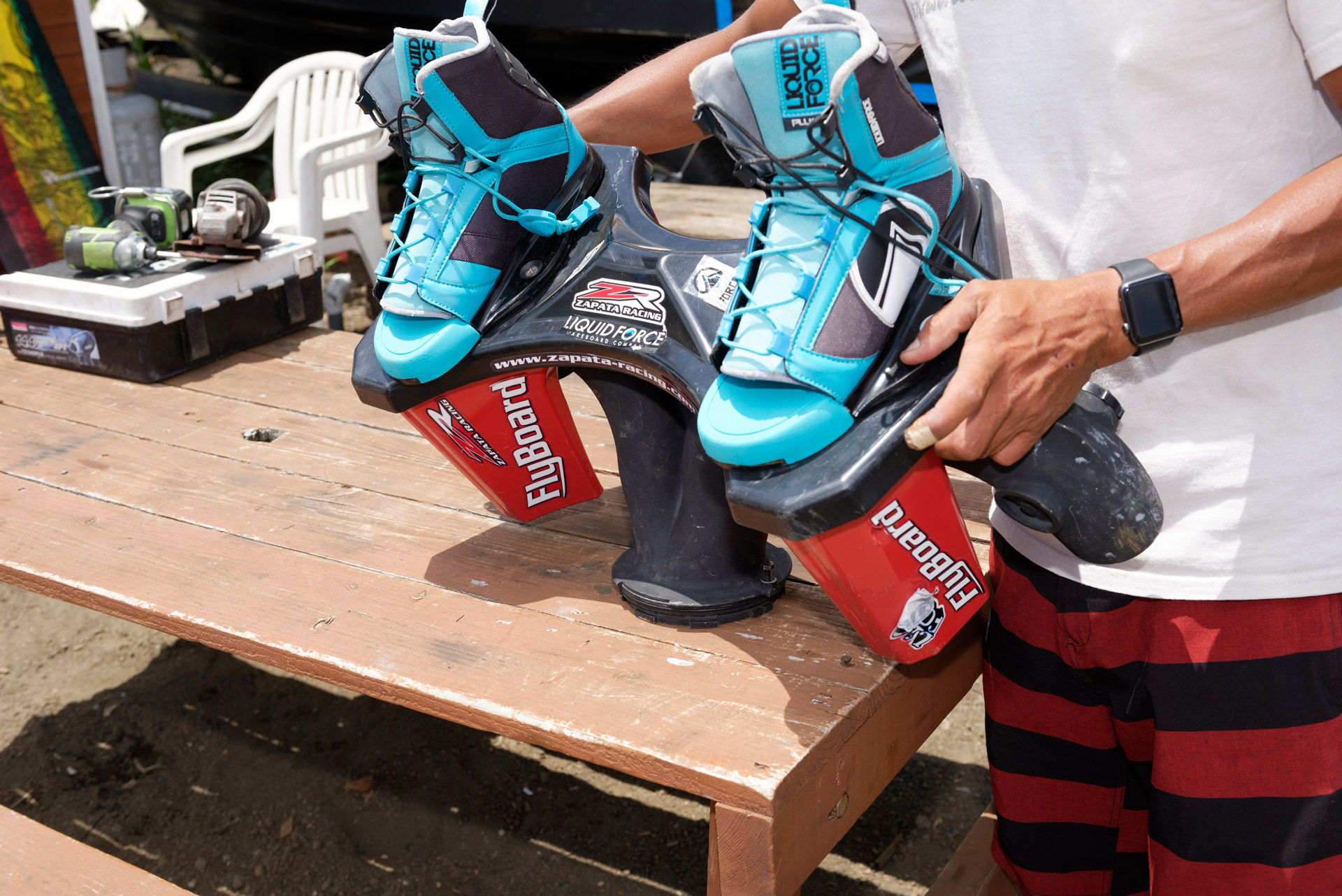 これがフライボードで使う器具。中央から入った水上バイクのジェット水流が、左右の出口から勢いよく飛び出すことで身体を水面から浮上させる