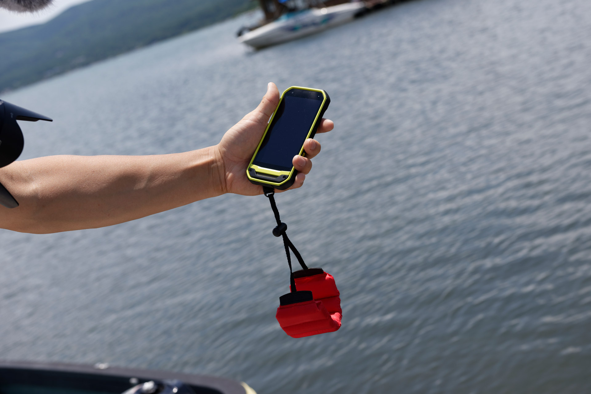 フローティングストラップを装着。水に浮かぶこともしっかり確認