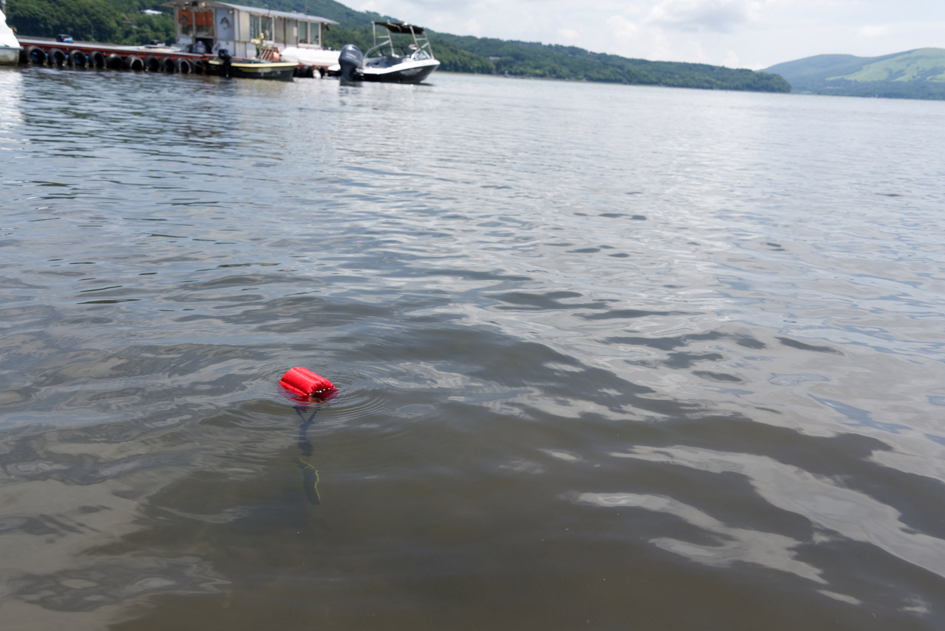 フローティングストラップを装着。水に浮かぶこともしっかり確認