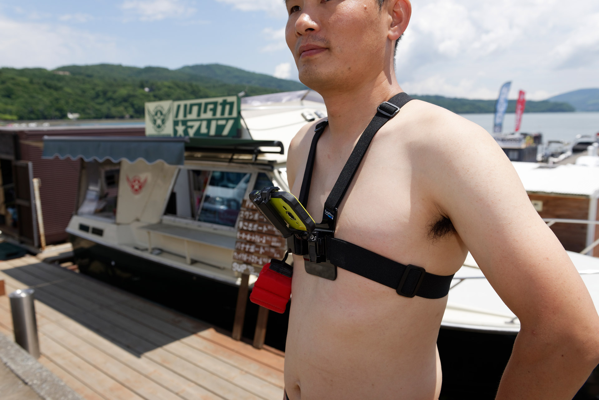 GoPro用チェストマウントハーネスと、GoProマウントに接続可能なスマホホルダーを組み合わせて固定した
