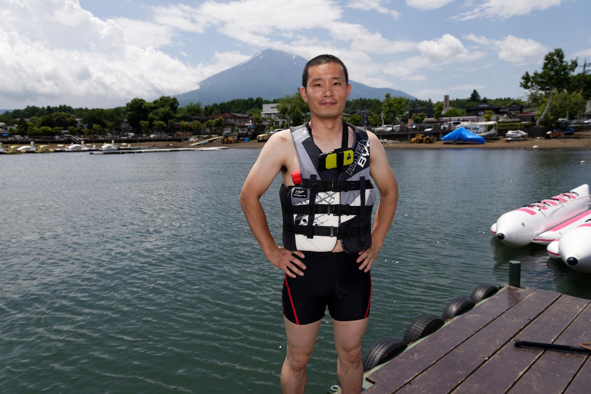 事前説明を受け、救命胴衣を着ていざフライボード体験へ