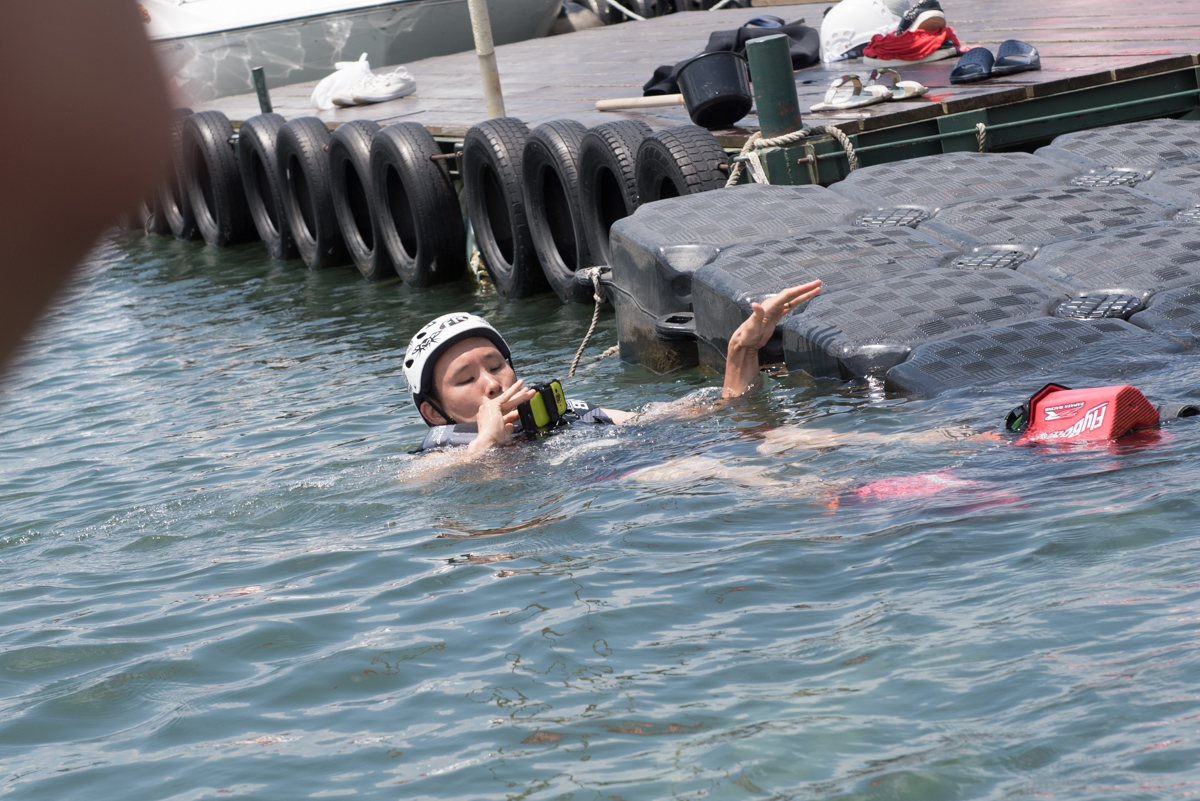水に浮かびながら画面を確認。体験中も、録画が停まっていた時は手動で再スタートした