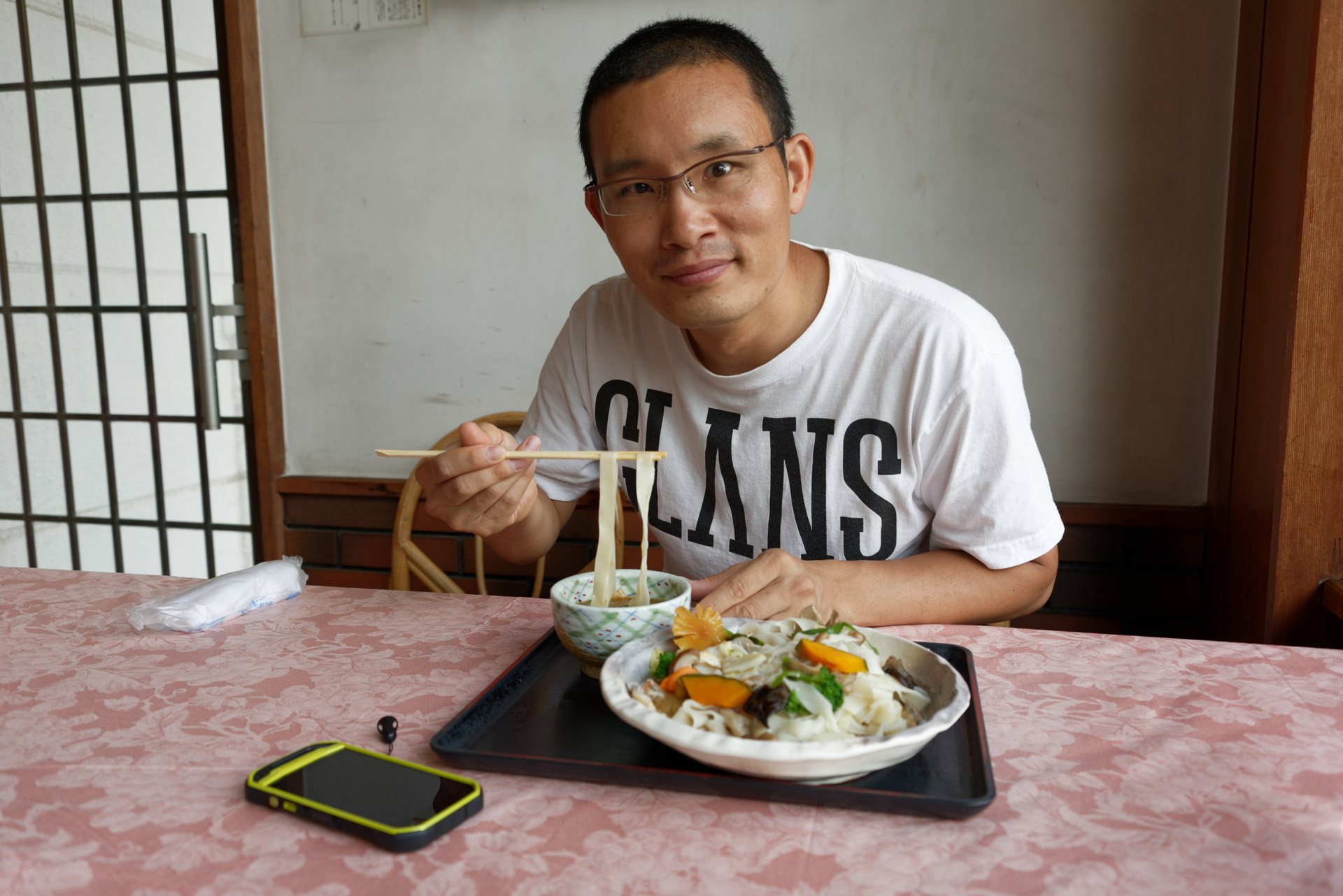 ほら、まるでフライボードが浮かび上がってるみたい。これがホントの“フライほうとう”、なんつって！