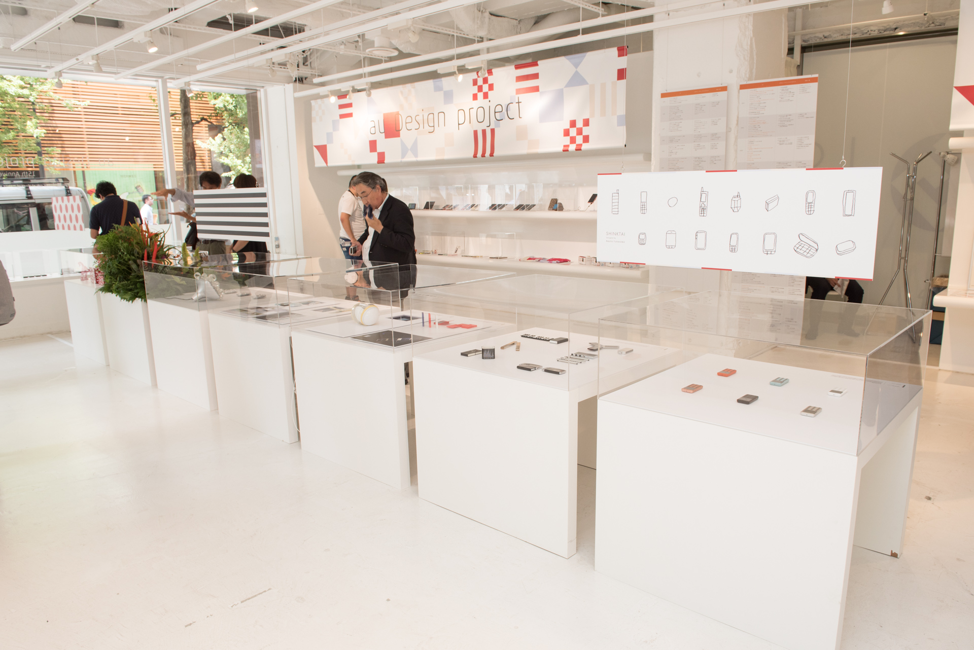 「au Design project」15周年記念展覧会「ケータイの形態学 展 － The morphology of mobile phones －」